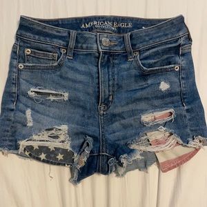 AE SIZE 4 RIPPED BLUE DENIM STRETCH SHORTS